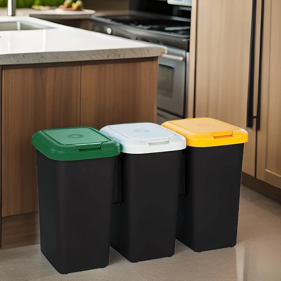 Set 3 Bidoni per il Riciclaggio 75 litri Totali 3x25 lt Struttura Unica in Plastica 78,5x32px47,4h cm Base Nera 3 Coperchi, Giallo, Bianco, Verde + Etichette Adesive per Differenziare