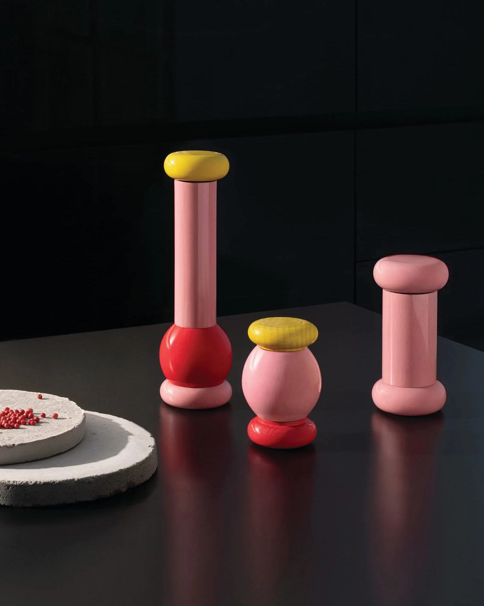 Alessi ES18 2 Totem Domestici Macinasale, Pepe e Spezie di Design in Legno di Faggio, Rosa, Rosso e Giallo