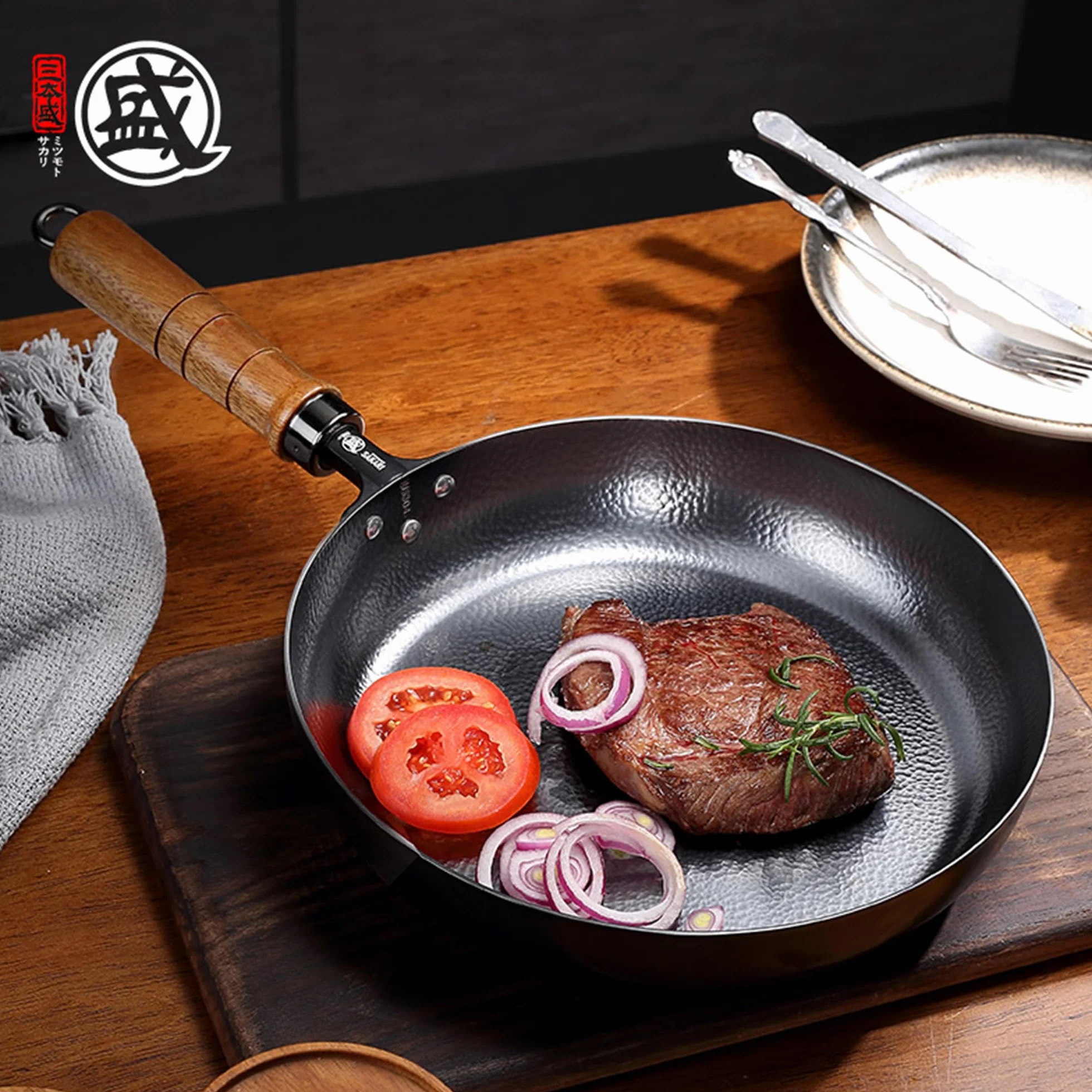 MITSUMOTO SAKARI Padella Antiaderente 30 cm,Padella in Ghisa Battuta a Mano | Senza Rivestimento Sintetico, Adatta a Fornelli a Gas e Induzione, Manico in Ebano