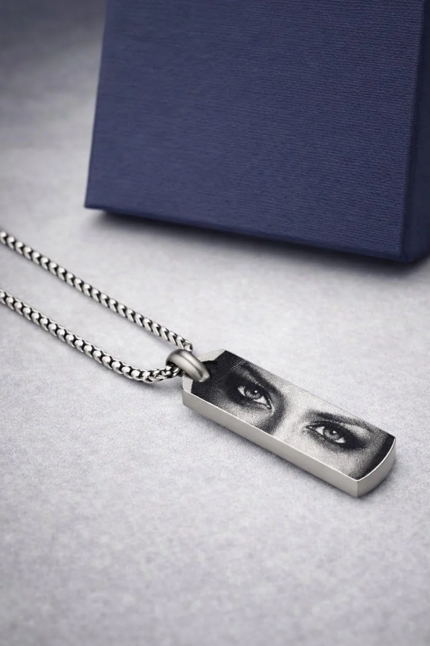 Collana Personalizzata Bifacciale in Acciaio – Incisione Sguardo e Frase – Idea Regalo Uomo Donna