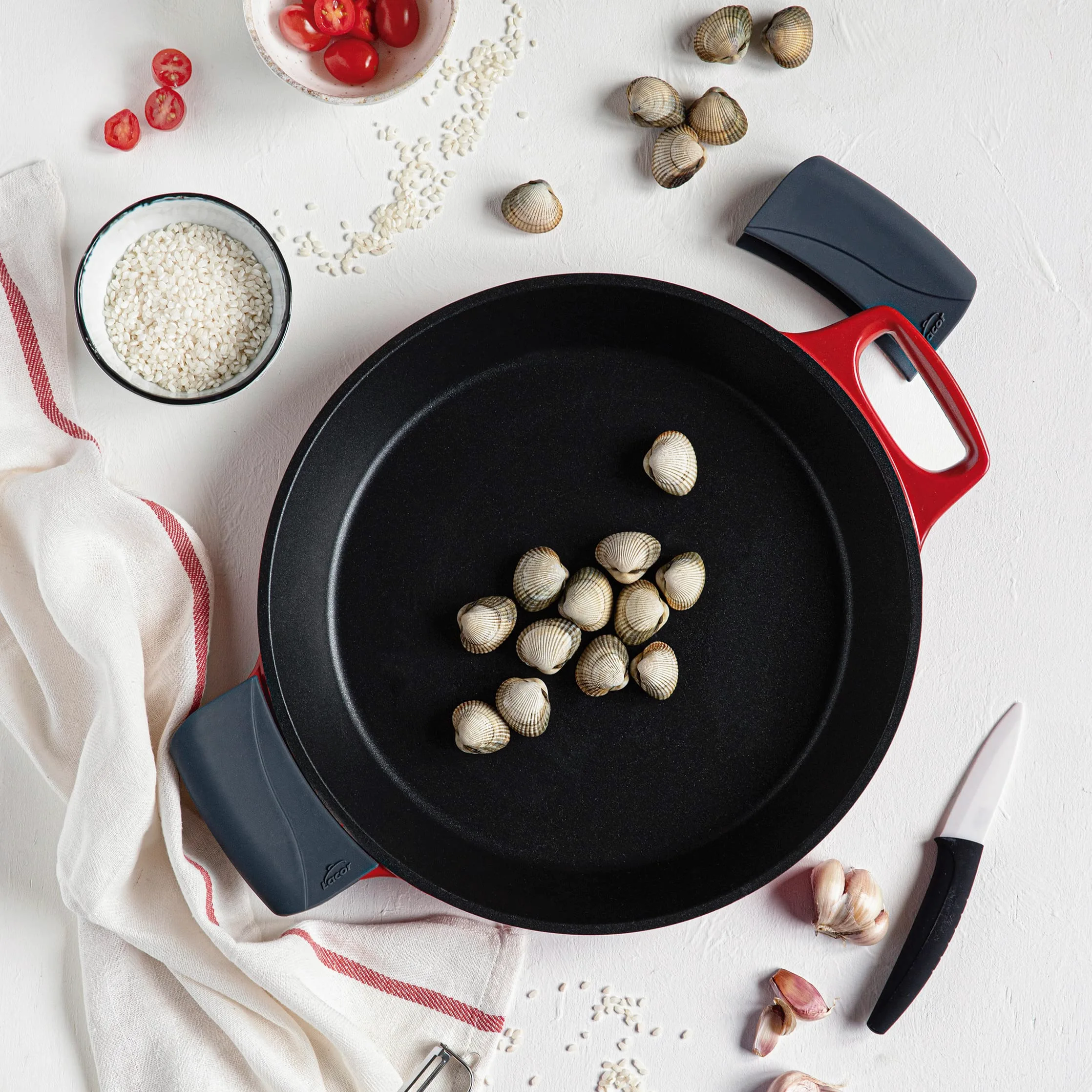 LACOR Paella Cocotte a Induzione, Paella Antiaderente Compatibile con Tutti i Tipi di Cucine, Distribuzione Ottimale Del Calore, Fusione di Alluminio, Diametro 32 cm, 5 Porzioni, 25932
