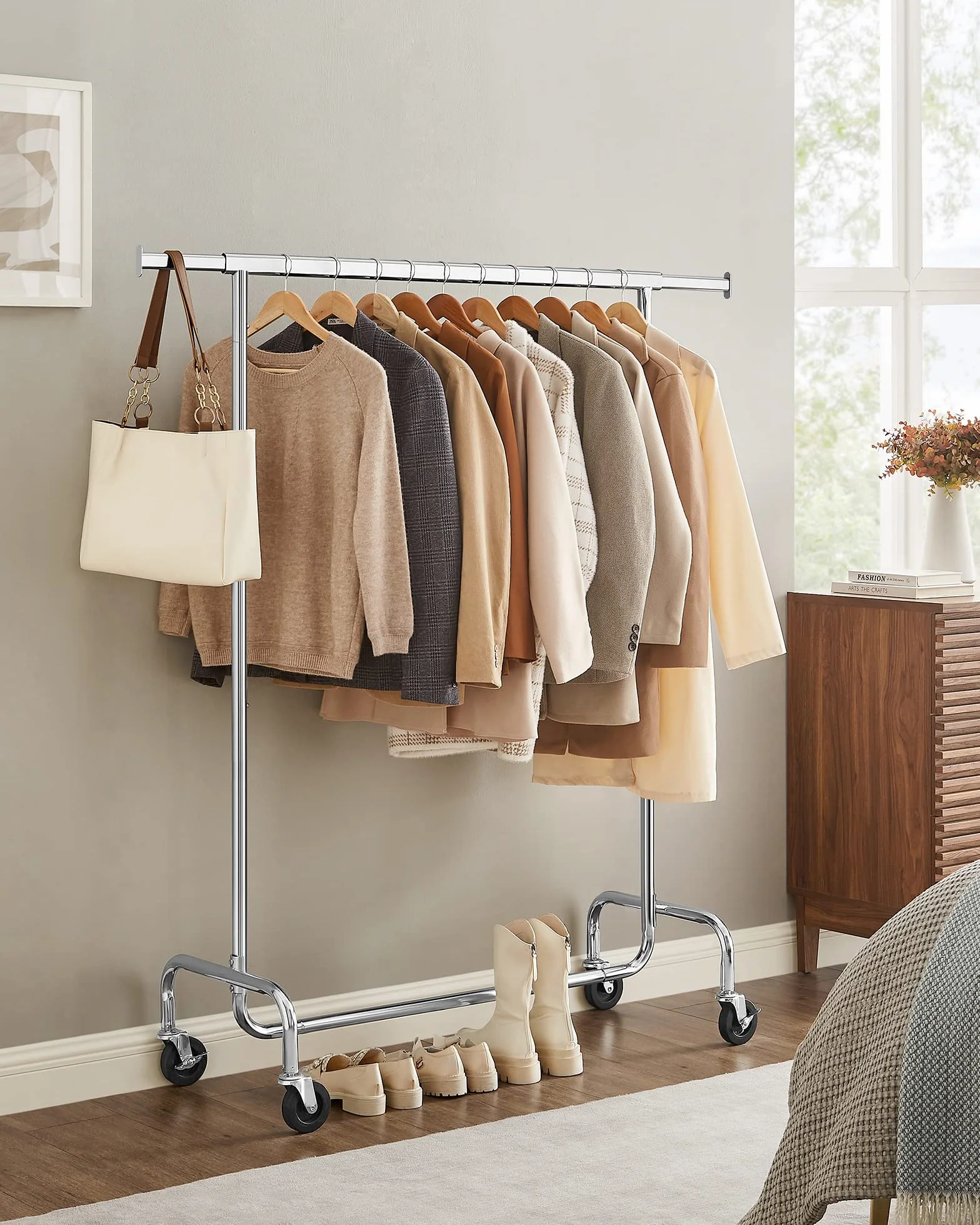 SONGMICS Stand Appendiabiti con Rotelle, Portabiti Carico Pesante, Barra Estensibile, Portata 130 kg, 45 x (110-150) x 162,9 cm, Metallo Cromato, Argento HSR11S