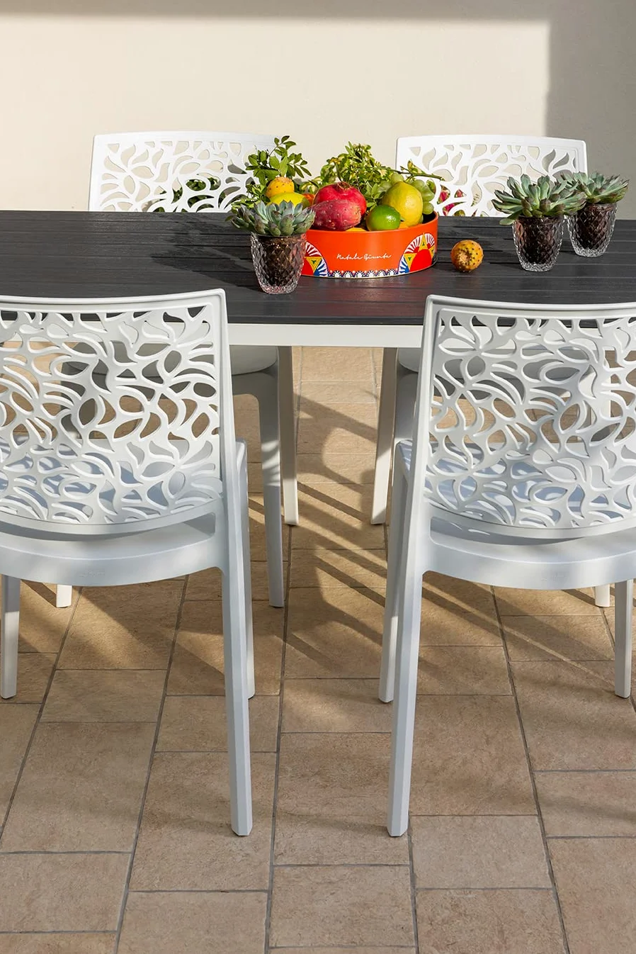 Set pranzo da giardino o esterno per 6 persone, tavolo in acciaio verniciato con doghe in polietilene effetto legno Bianco/Ardesia, 6 sedie in polipropilene con fibra di vetro Bianche - Thomas e Anna