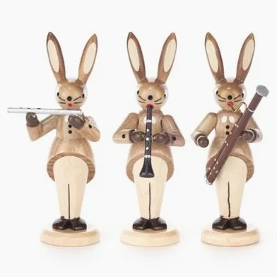 Rudolphs Schatzkiste Hasentrio con flauto traverso, clarinetto e fagotto naturale, legno – Pasqua – Primavera – fatto a mano Monti Metalliferi – altezza 8 cm