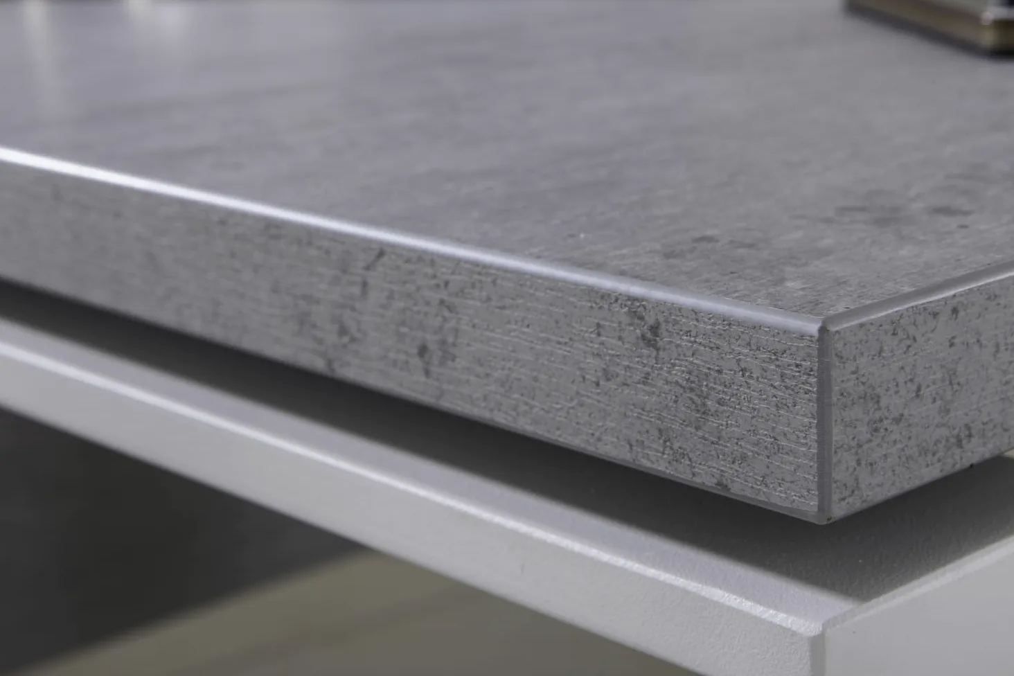 Composad | Scrivania della Linea DISEGNO con gambe in metallo, Scrivania PC Moderna, (LxAxP) 170x74,50x80 cm, Colore Grigio Cemento e gambe Bianco, per Ufficio, Studio, Made in Italy