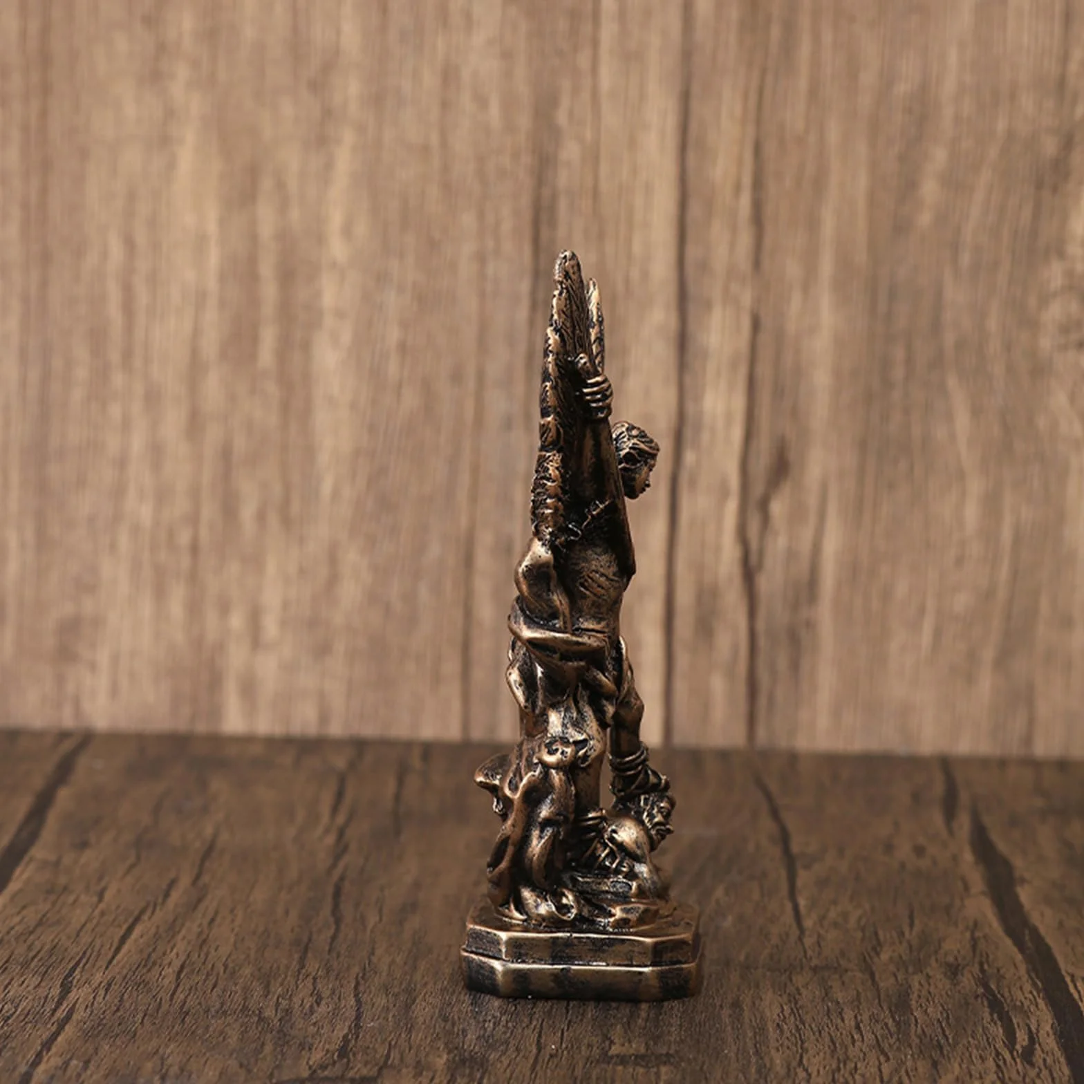 Statua di San Michele in resina angelo in bronzo con spada e diavolo scultura cristiana altare casa