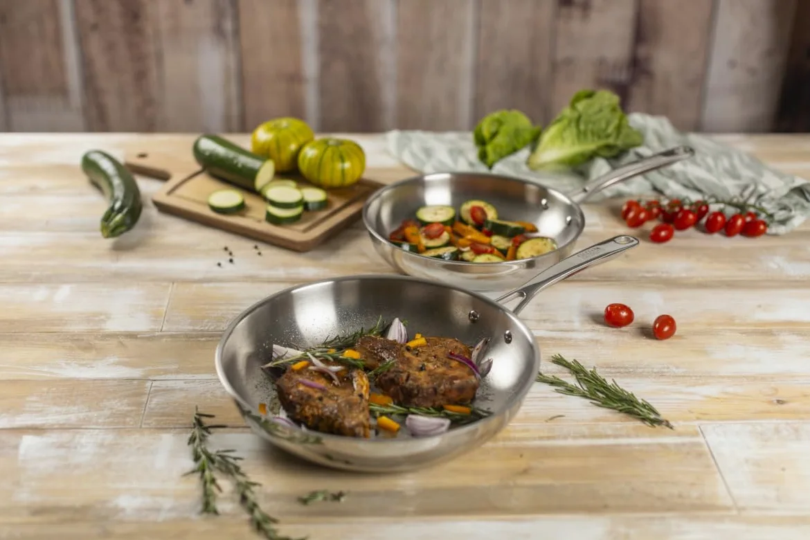 Kuhn Rikon Set di padelle da 24 cm e 28 cm, in acciaio inox non rivestito, con manici e finiture a specchio. Utilizzabile su qualsiasi piano cottura, compresi quelli a induzione e combustibile solido