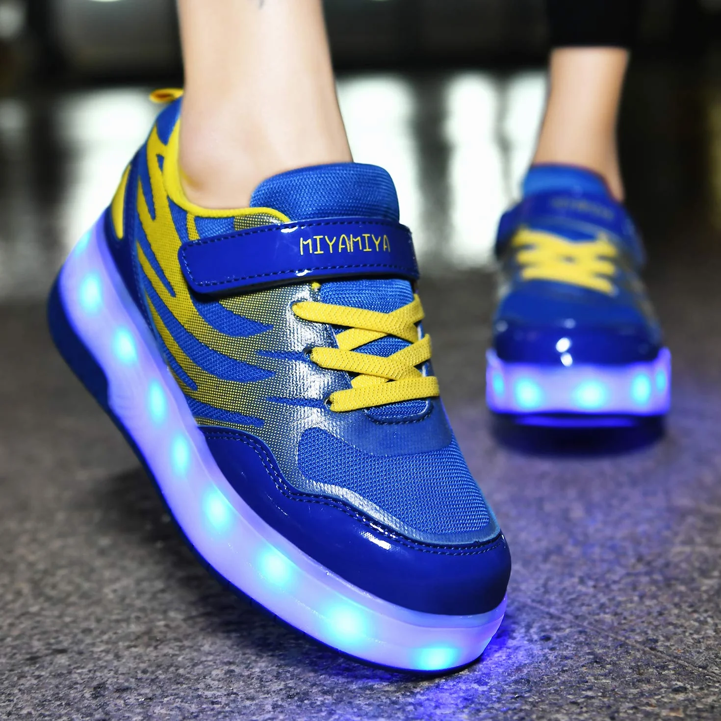 Pattini a Rotelle con Luci LED per Bambini, Scarpe Sportive con Ruote Luminose, Pattini in Linea con Ruota Posteriore Retrattile per Ragazze e Ragazzi