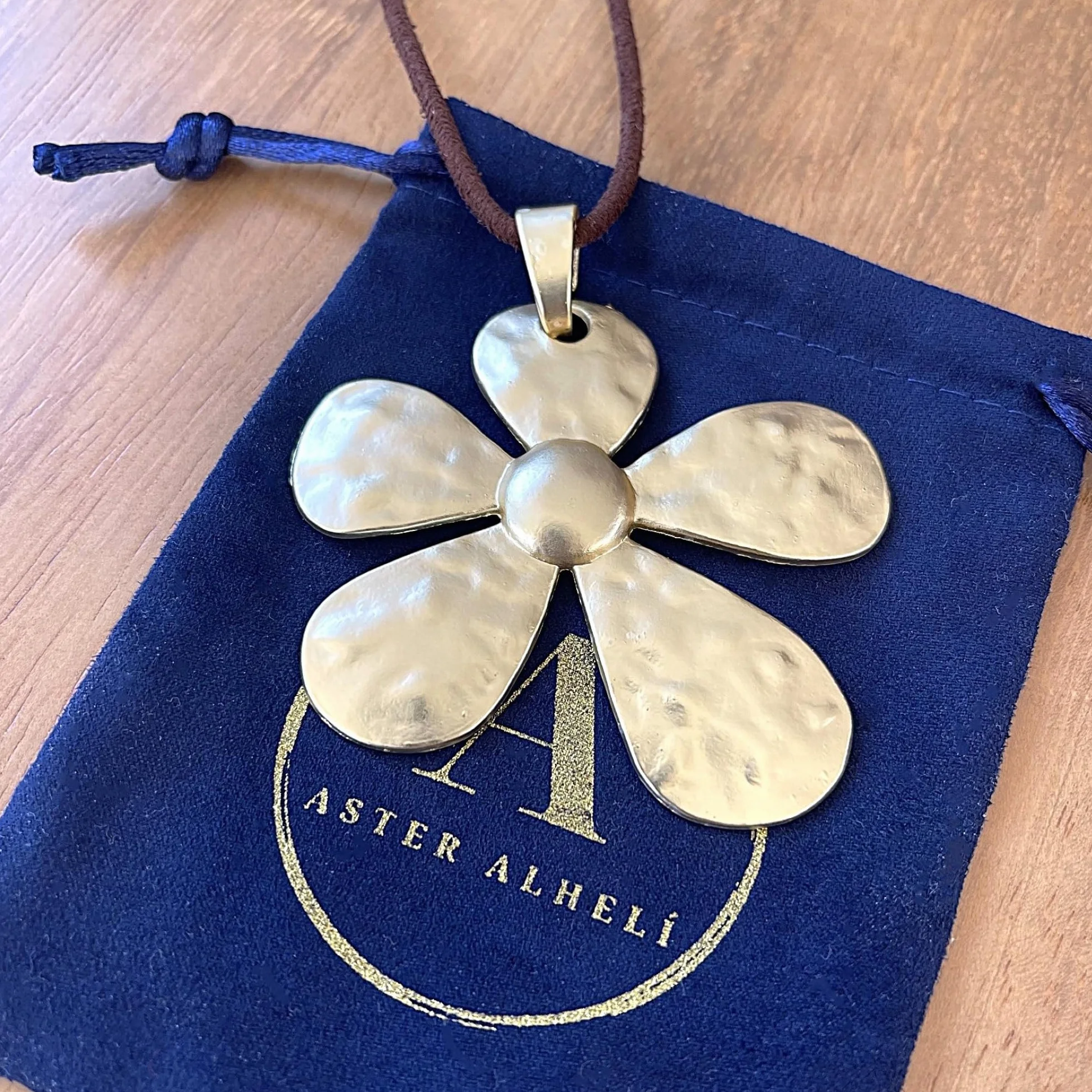 ASTER ALHELÍ Collana Donna Ciondolo Fiore Grande Dorato – Collana Lunga Regolabile Cordoncino Camoscio Marrone Boho Gioiello Artigianale Regalo