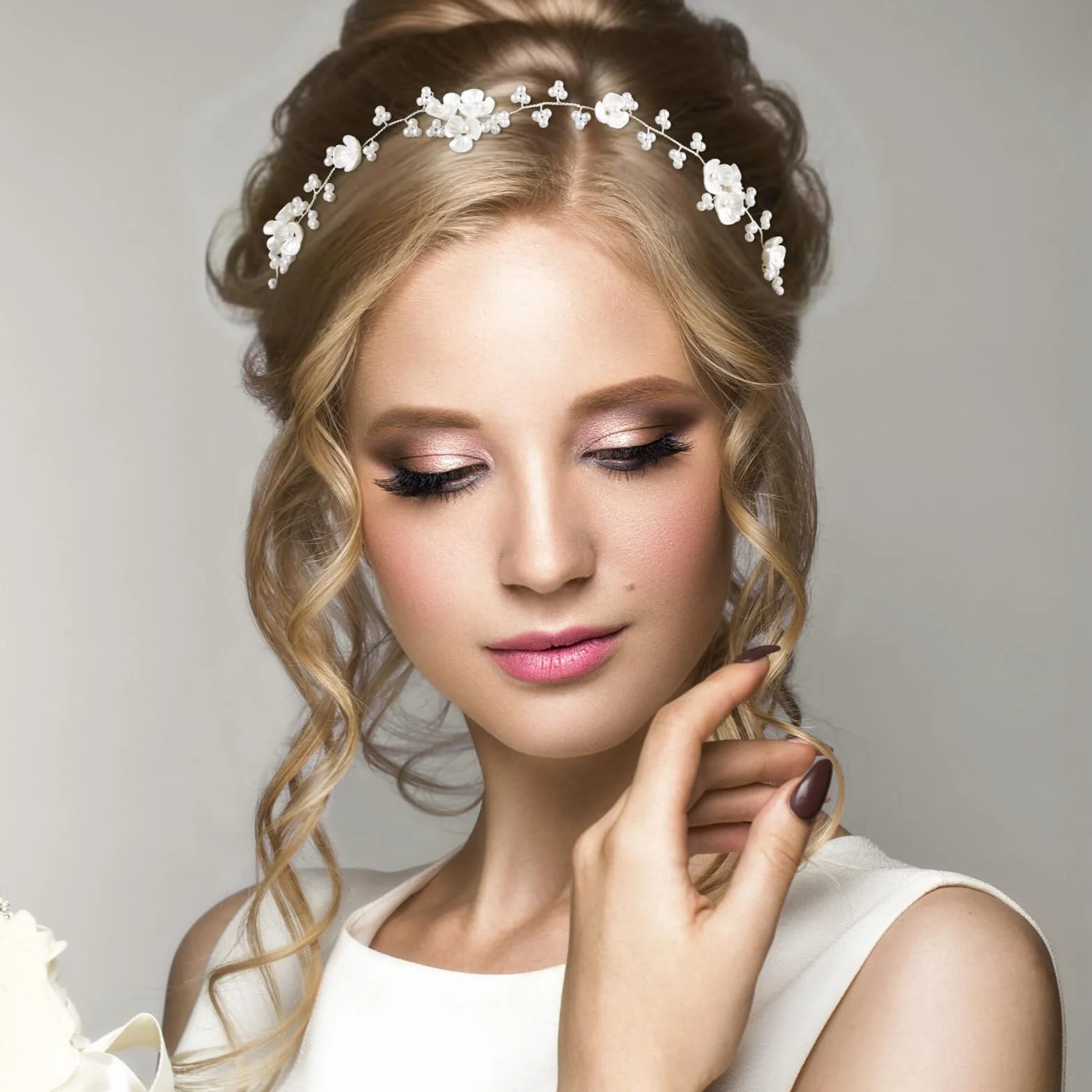 Accessorio per capelli da sposa con perle e fiori, bianco