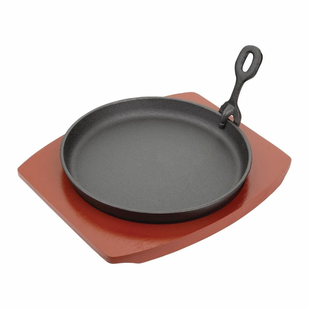 Olympia ghisa rotonda Sizzler con supporto in legno 220 mm piatto da portata