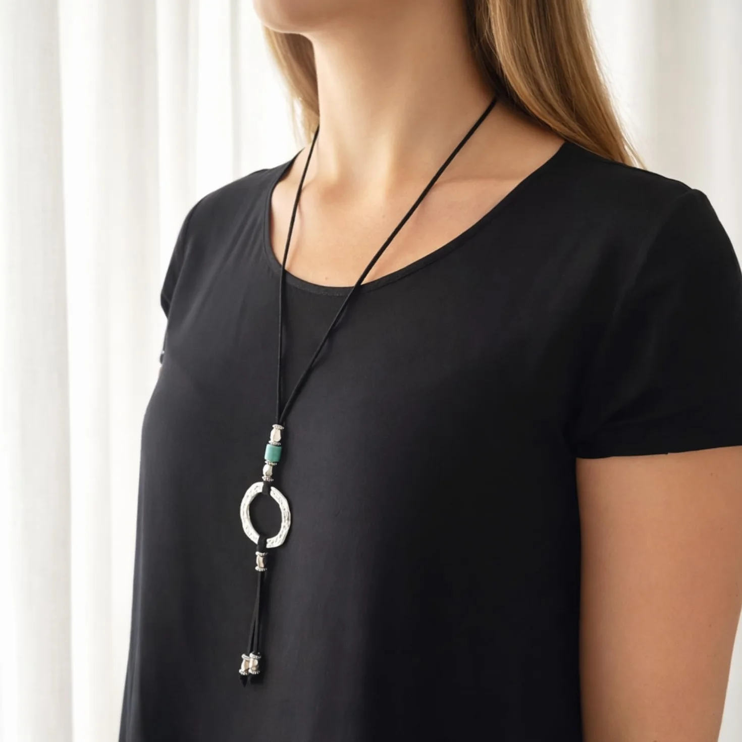 ASTER ALHELÍ Colgante Donna Cerchio e Turchese Argento - Collana Lunga Donna in Antelina Nera con Altezza Regolabile e Elementi in Zamak Argentato
