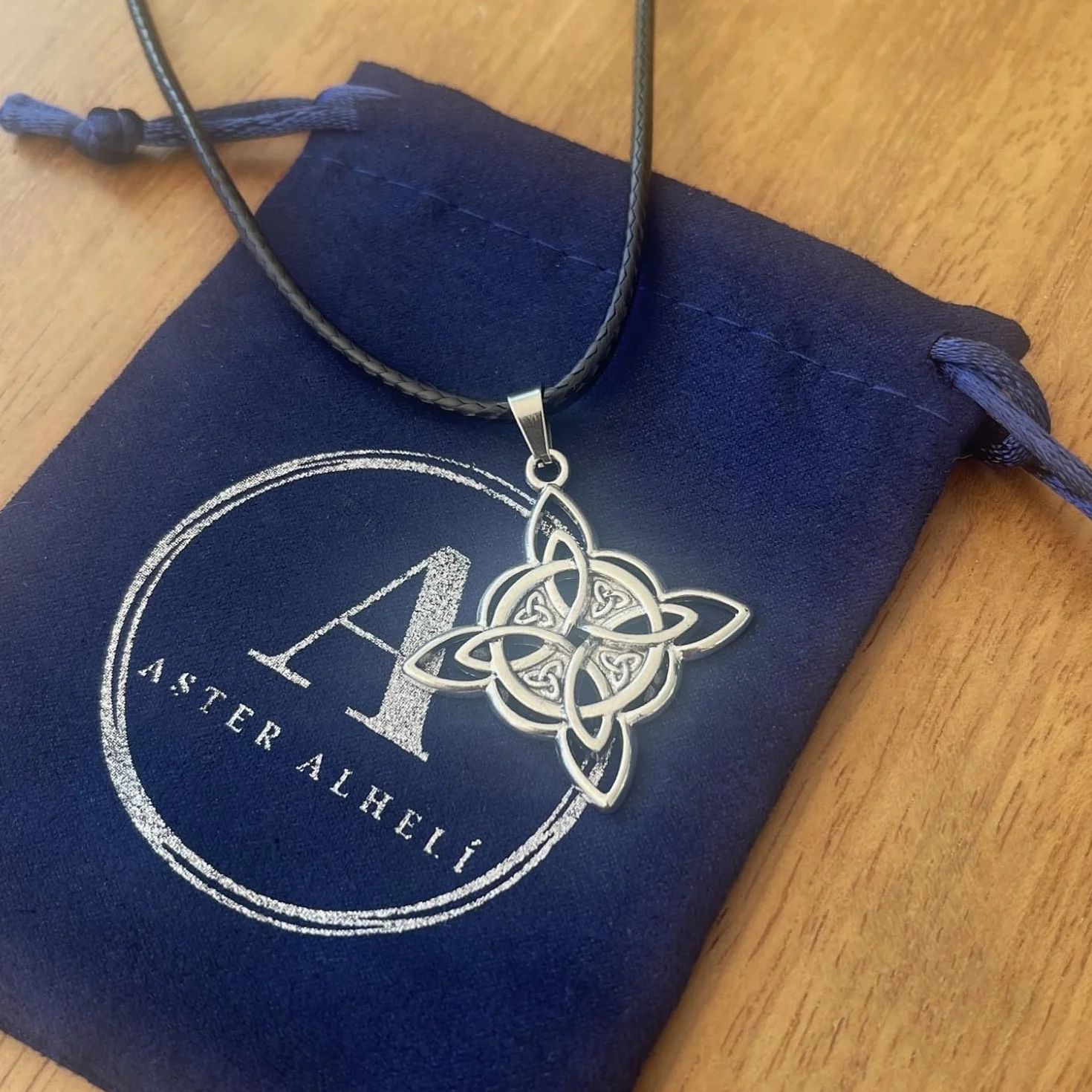 ASTER ALHELÍ Collana Celtica Donna Uomo Ciondolo Nodo della Strega Amuleto Protezione Unisex Gotico Bohémien Cordino Nero Gioiello Artigianale
