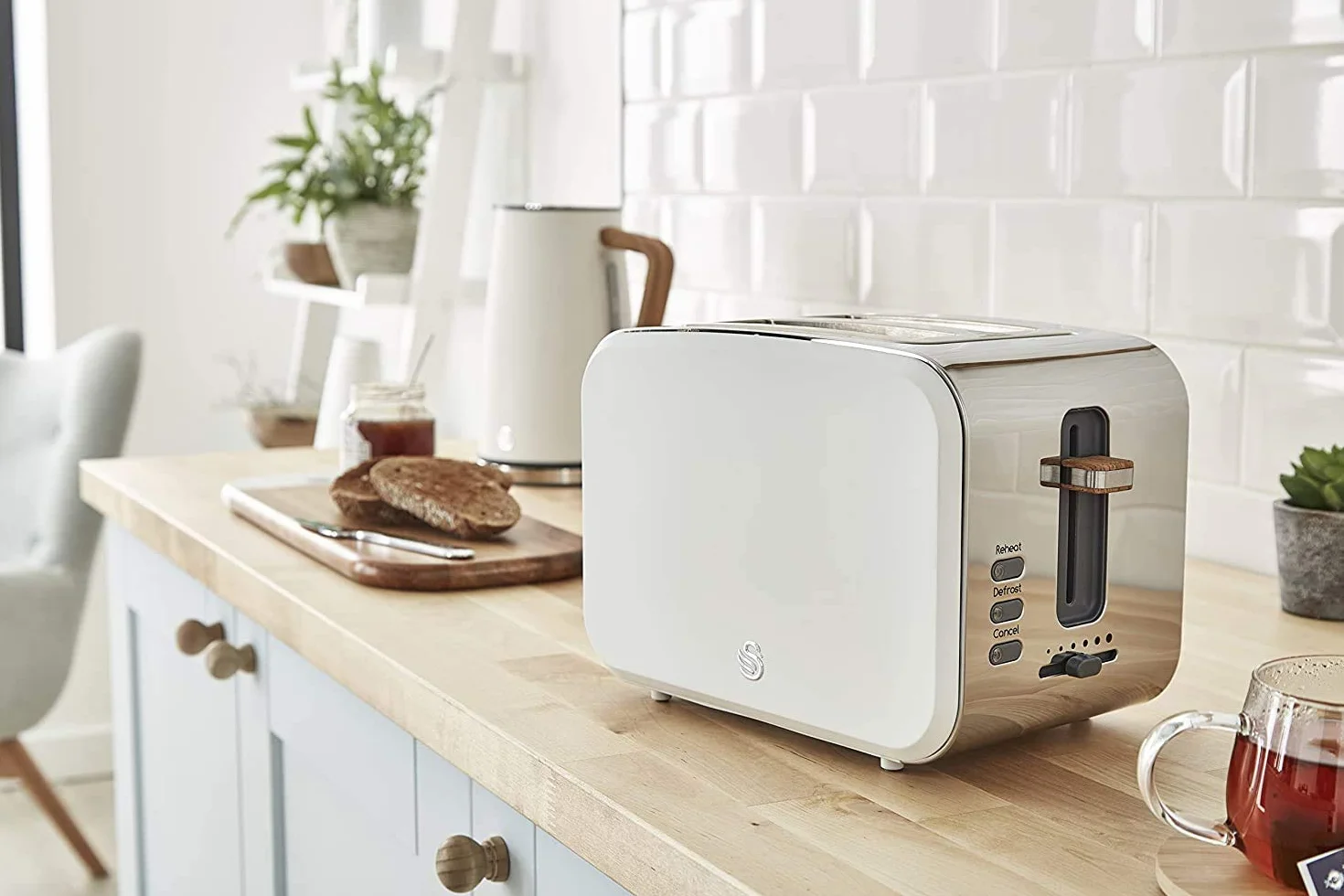 Swan Nordic Set Colazione Bollitore 1,7L 2200W, Tostapane Pan Slot Larga 2 fette, Microonde 20L Digitale, Design Moderno Effetto Legno, Bianco