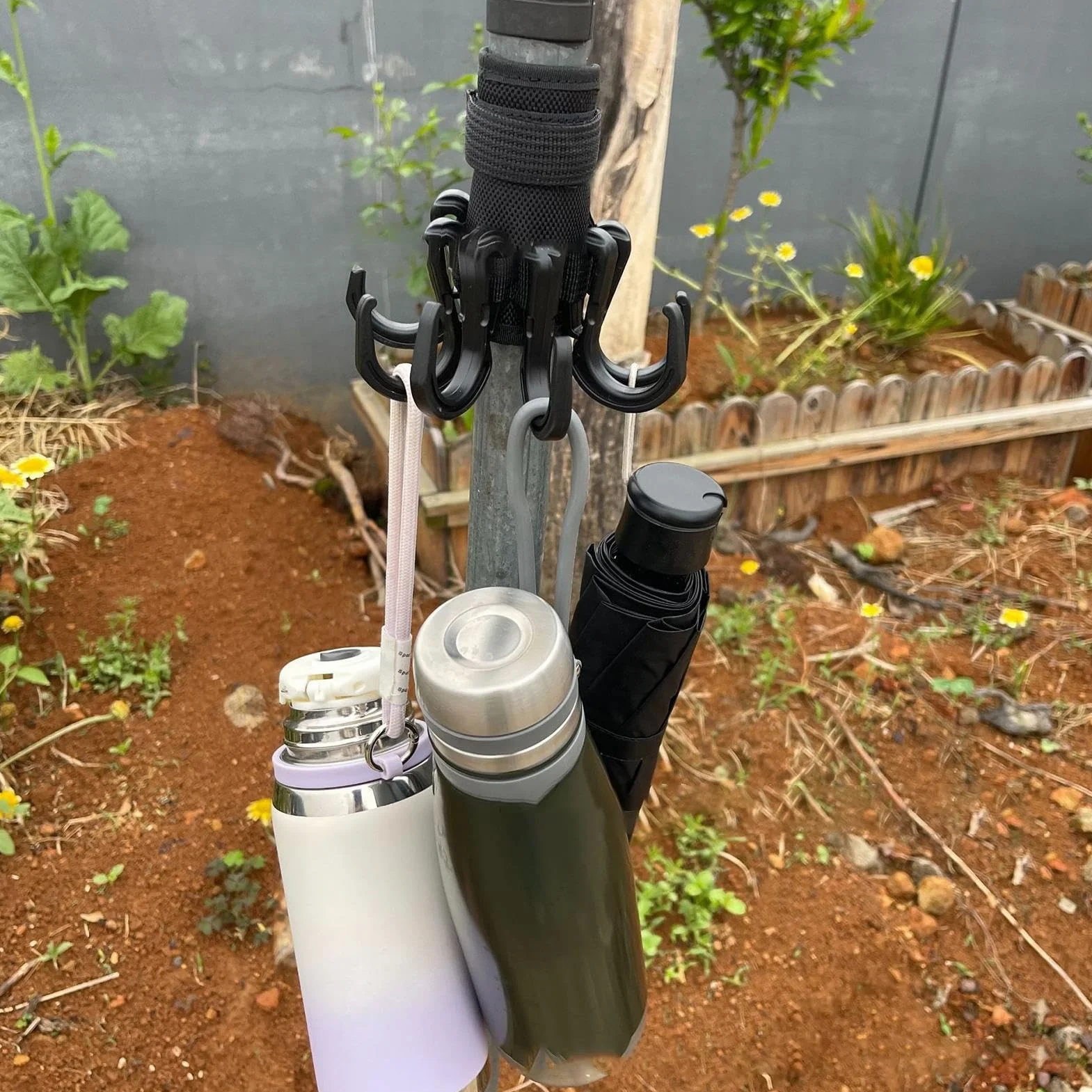 Ganci per ombrelloni da patio, gancio antiscivolo per ombrellone da cortile, ganci per ombrellone da spiaggia, facile da installare, con 6 ganci, per asciugamani, borse, fotocamere, occhiali da sole e