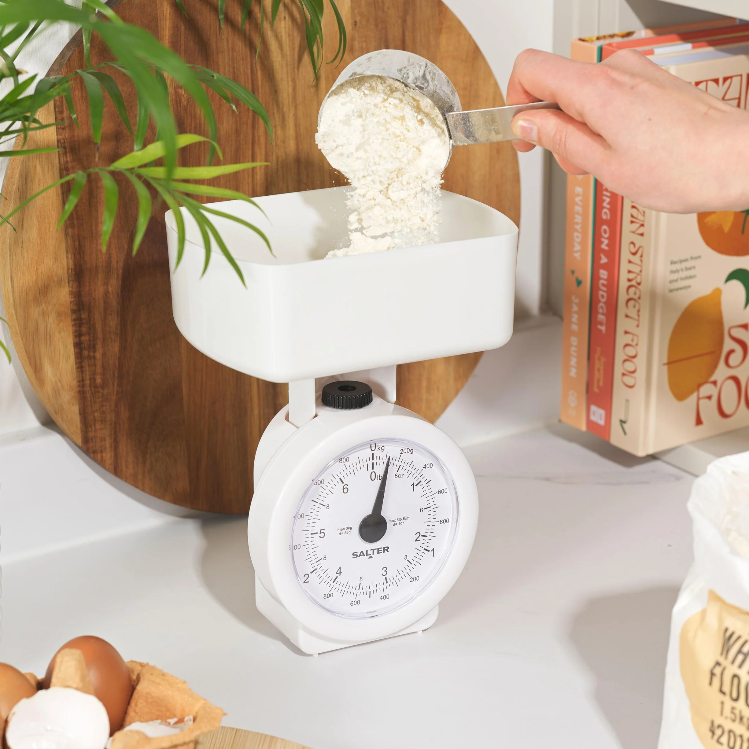 Salter 112 WHWHDR - Bilancia da cucina meccanica, max 3 kg, analogica, quadrante di facile lettura, lavabile in lavastoviglie, ingombro minimo, recipiente rimovibile da 1 l, senza batteria, bianco