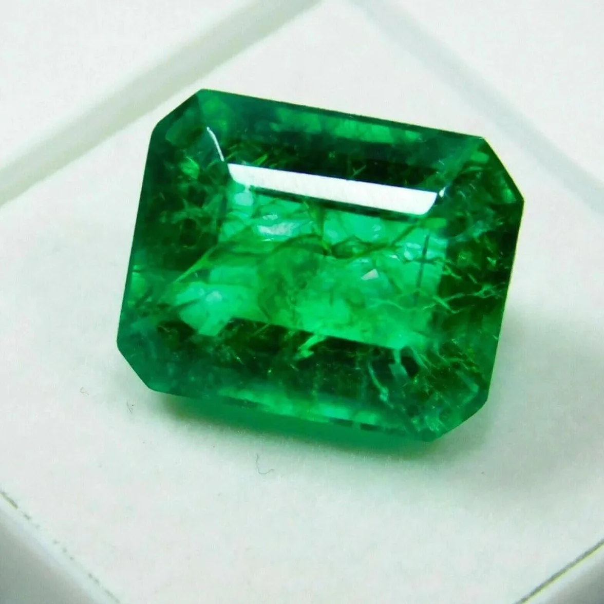 Smeraldo Colombiano Verde 9,56 ct Gemma Libera Taglio Certificato