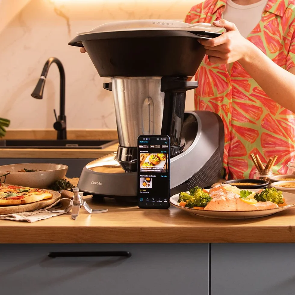 Cecotec Robot da Cucina Multifunzione Mambo 11090. 1600W, 37 Funzioni, APP, Bilancia e Brocca da 3,3 Litri in Acciaio Inox Adatto per Lavastoviglie, Ricettario e Accessori